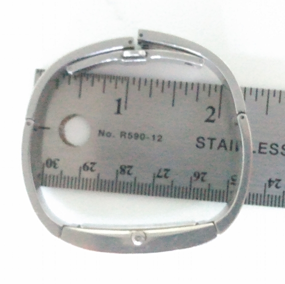 Authentic Gucci Bracelet Silver Tone Women's Watch - Picture 5 of 10